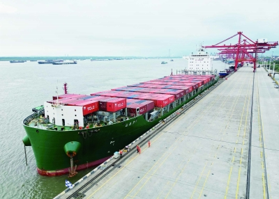 南京港成功靠泊最大内贸集装箱船 "江远集2"轮，为客户带来全新物流履历