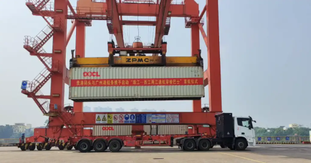 珠江与西江两江快航穿梭巴士在广西贵港开明