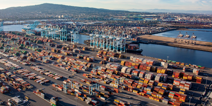 关税发急，美国港口遭逢史上最忙乱旺季