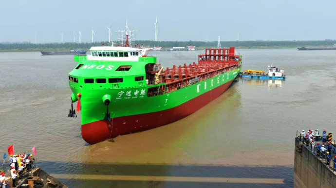 汗青性突破！全球最大万吨级纯电动智能海船，成功下水