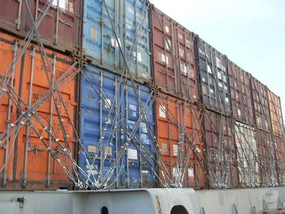 22层楼高的海运集装箱船风浪中高耸不倒是什么原因？